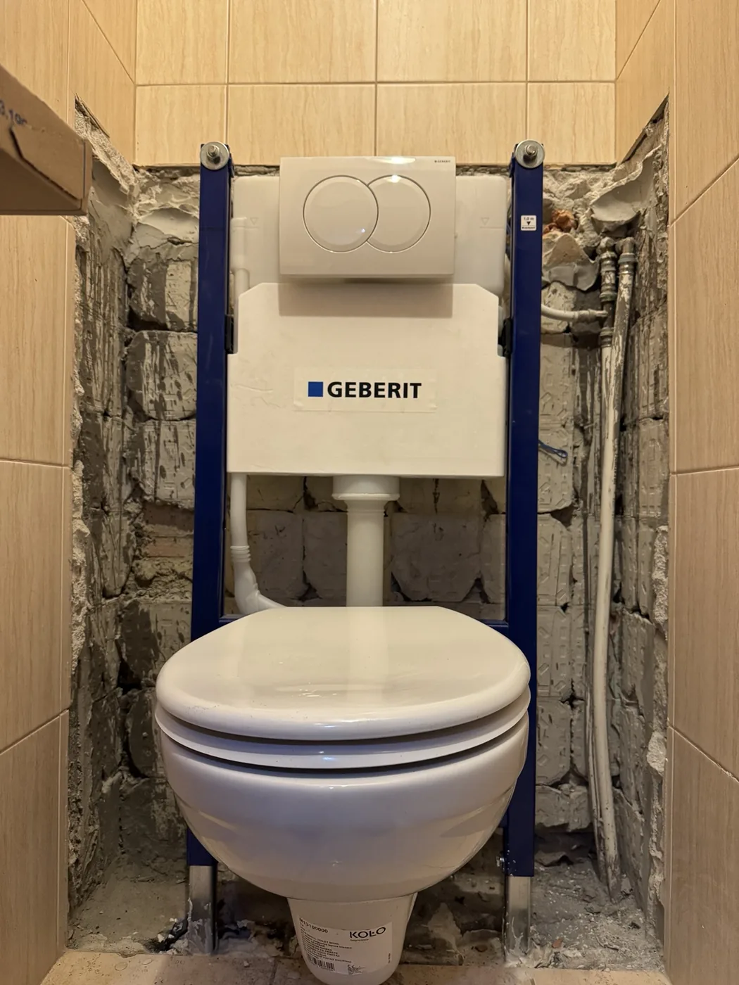 Geberit falba épített WC tartály szerelés Budapest – nyitott szerelőfal javítás közben