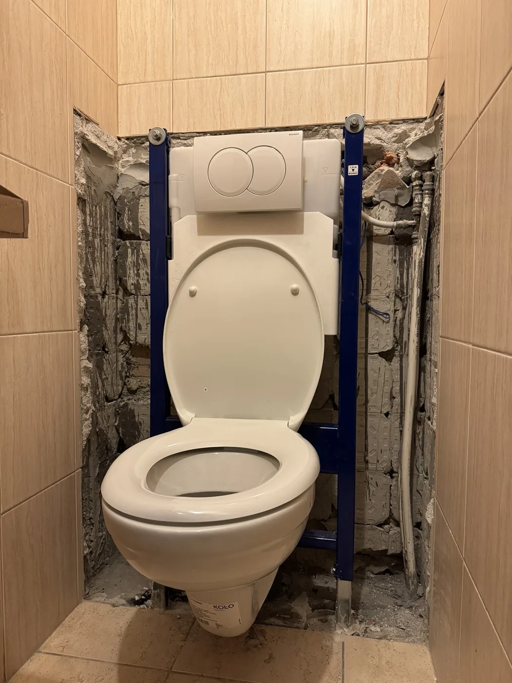 Geberit WC tartály javítás Budapest – falba épített tartály, nyomólap és belső szerkezet ellenőrzése