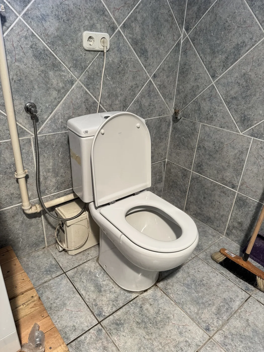 Hagyományos WC tartály javítás Budapest – alsó bekötésű tartály és csésze helyszíni javítása